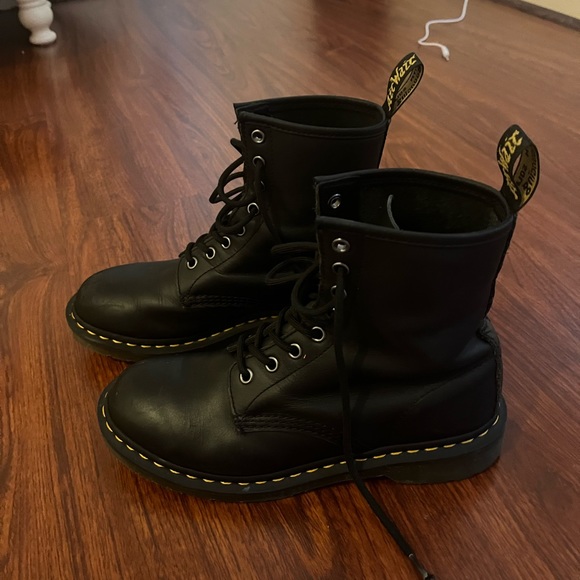 Doc martens non platform high boot1460 matte no scratches or holes just a crease - Picture 3 of 5